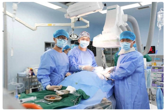 魏旭峰離開醫(yī)院，他選擇用另一種方式救死扶傷