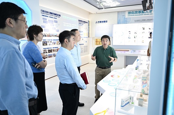 上海醫(yī)藥集團總裁沈波一行訪問上海藥物所